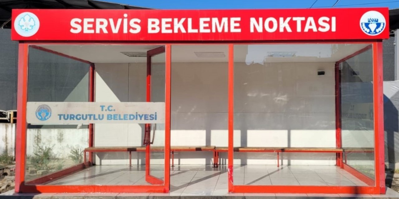 Turgutlu’daki servis durakları temizlenirken vatandaşlara da çağrıda bulunuldu