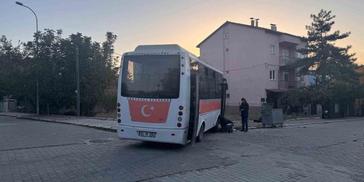 Uşak’ta midibüs ile otomobil çarpıştı: 4’ü çocuk 7 yaralı