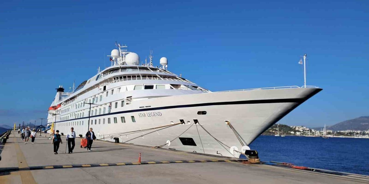 Bodrum’a 300 yolcusuyla geldi