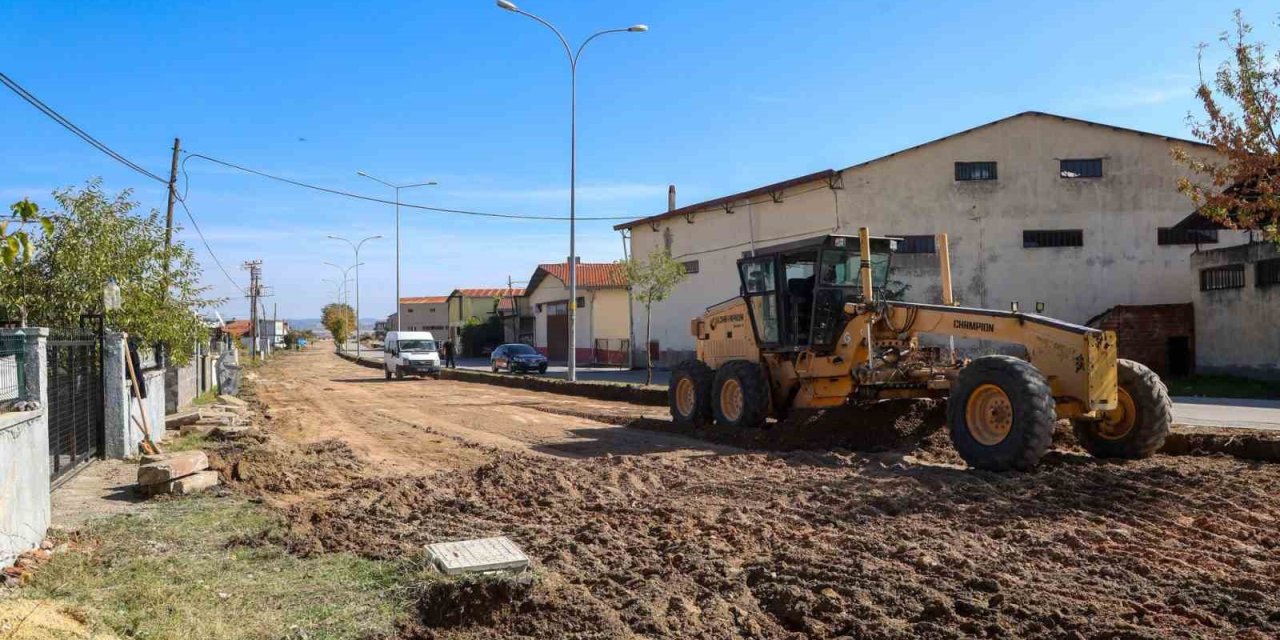 Uşak’ta yol yenileme çalışmaları sürüyor