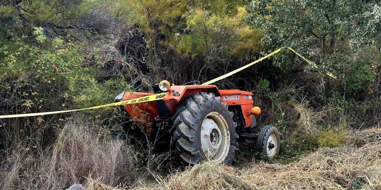 Uşak’ta traktör tarlaya devrildi: 1 ölü