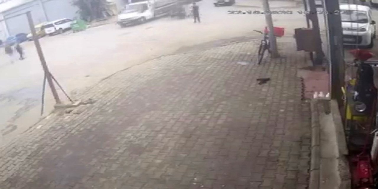 Motosiklet kamyonetin altına girdi