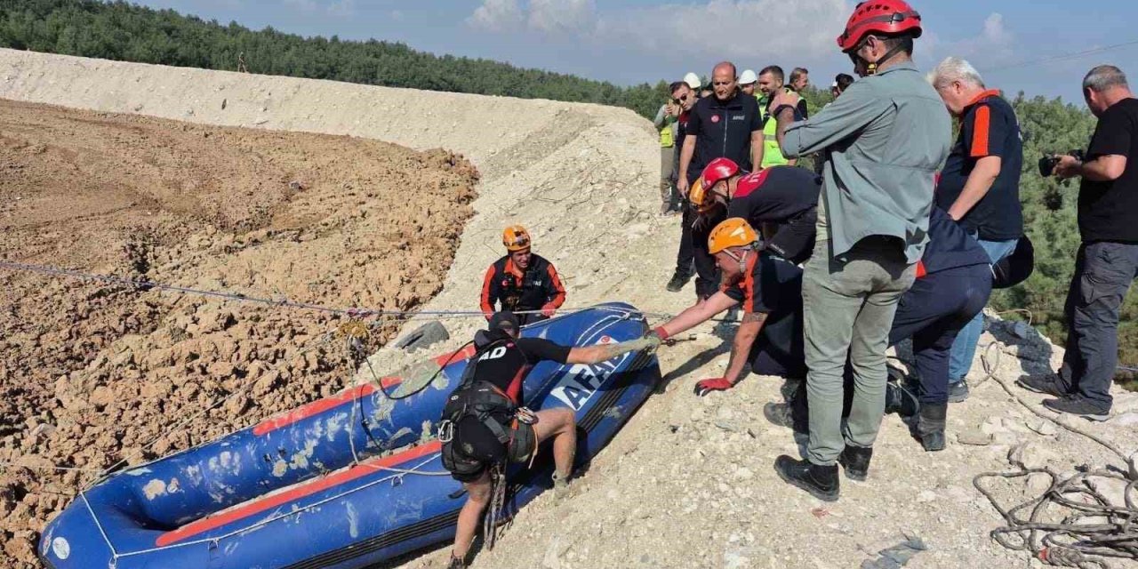 Çamur depolama alanına düşen köpek kurtarıldı