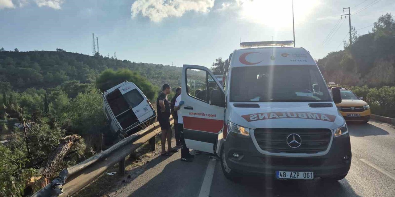 Makas atıp minibüsü şarampole uçurdu: 2 yaralı