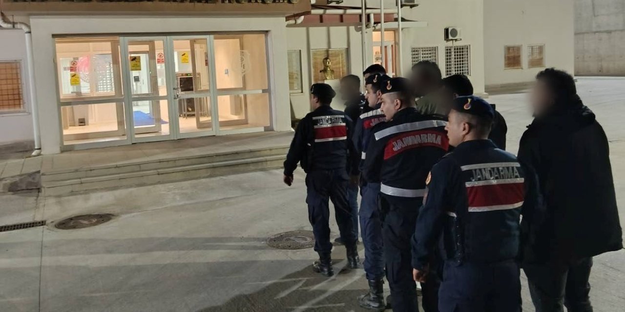 Kuşadası’nda durdurulan minibüsten 20 düzensiz göçmen çıktı