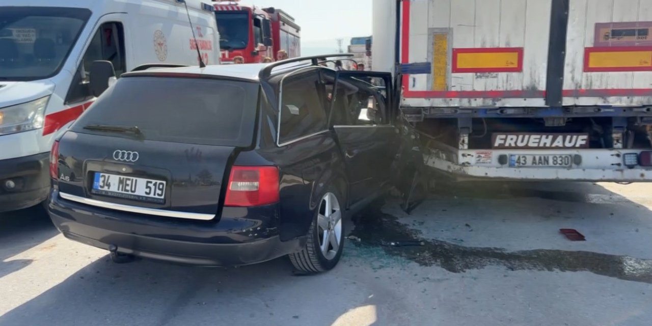 Kütahya’da otomobil tırın dorsesine saplandı: 1 yaralı