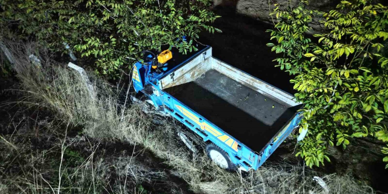 Otomobilin çarptığı patpat 3 metre yükseklikten tarlaya düştü