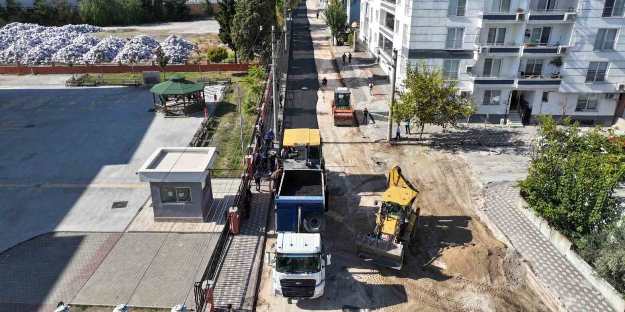 Kırkağaç’ta 1 kilometrelik yola 4 bin ton sıcak asfalt