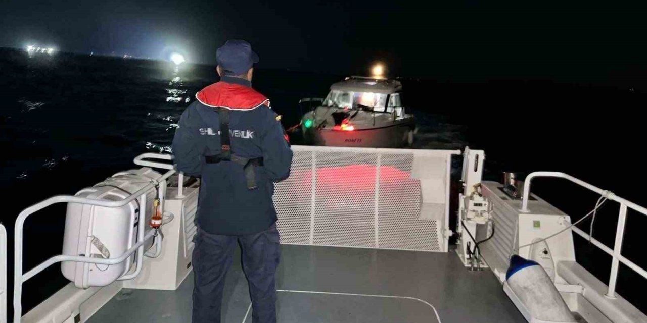 Didim açıklarında sürüklenen teknedeki 3 kişi kurtarıldı
