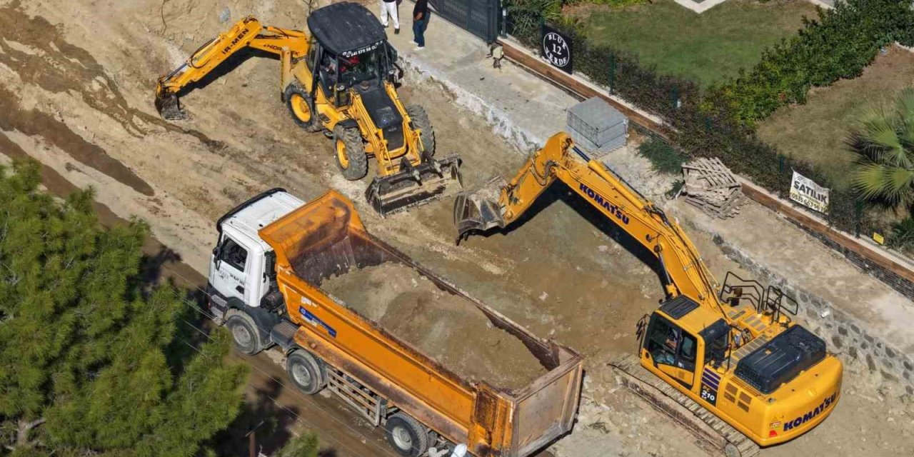 Aydın Büyükşehir Belediyesi Kuşadası’ndaki yol çalışmalarını sürdürüyor