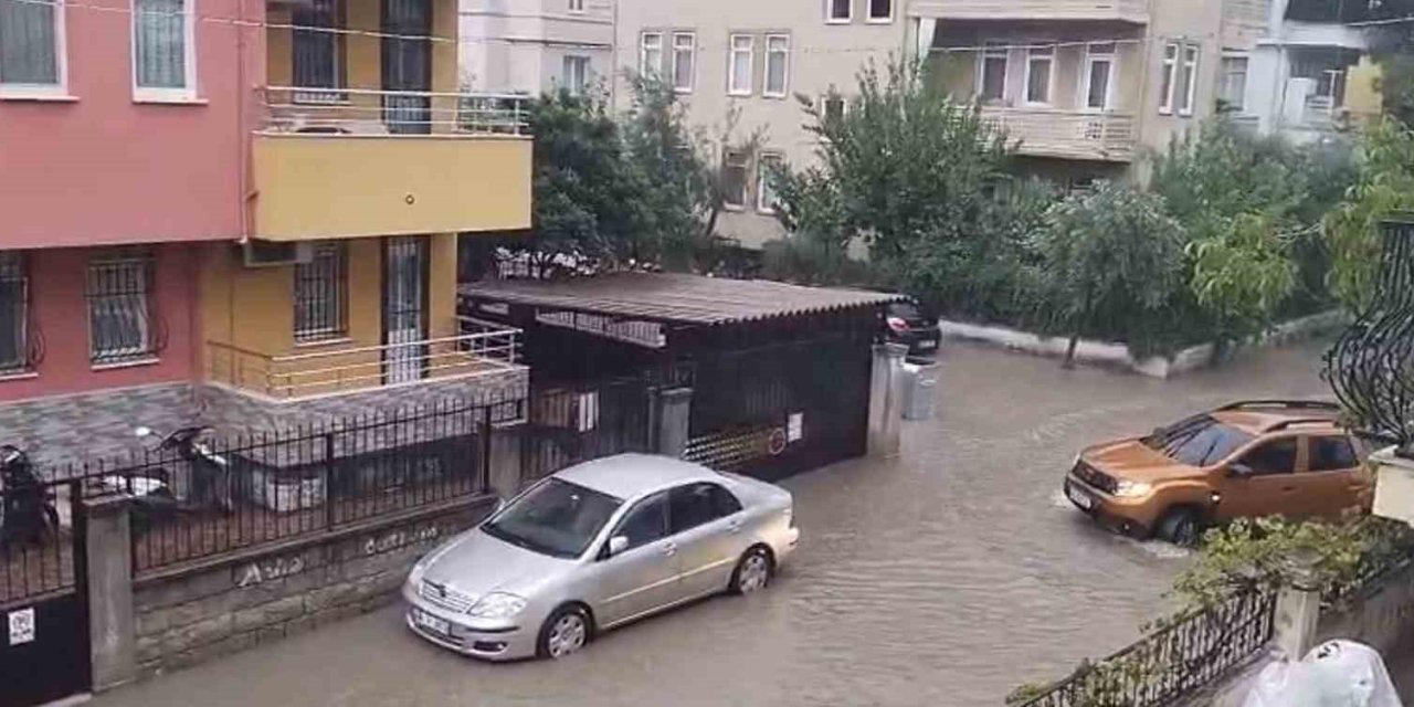 Fethiye’de sağanak yağış hayatı olumsuz etkiledi