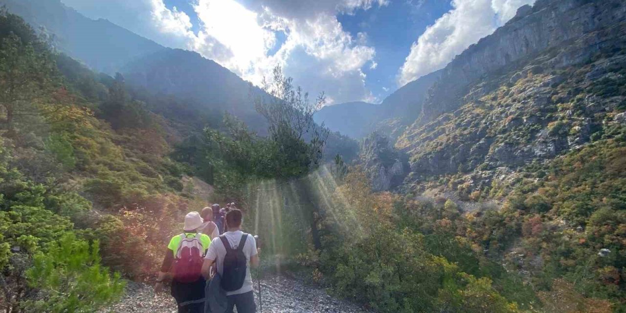 TURBELDAK üyeleri, Spil Dağı’nın tarihi patikalarında yürüdü