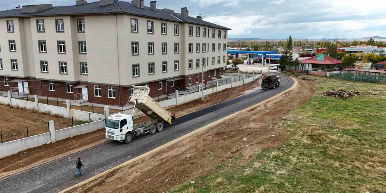 Bolvadin’de Huzurevi yolu sıcak asfalta kavuştu