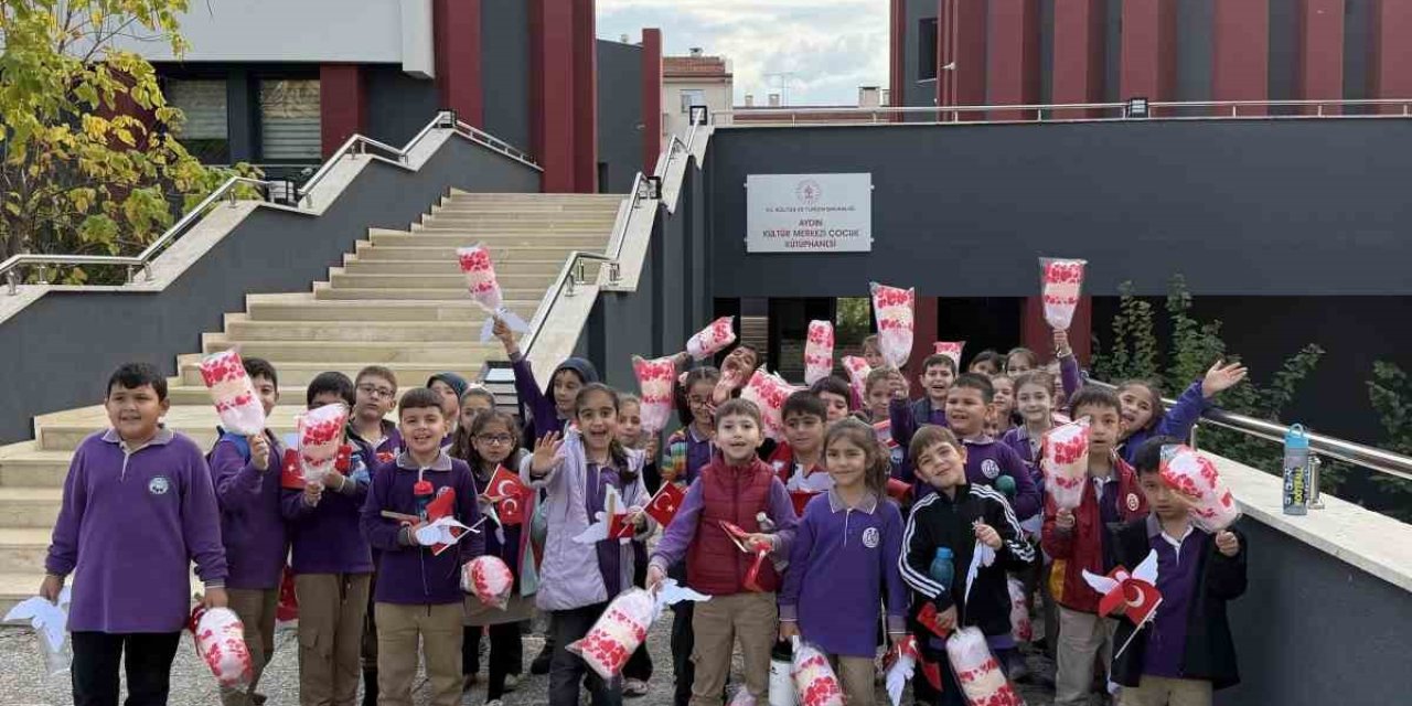 Aydın’da minik öğrenciler Cumhuriyet Bayramı coşkusunu kütüphanede yaşadı