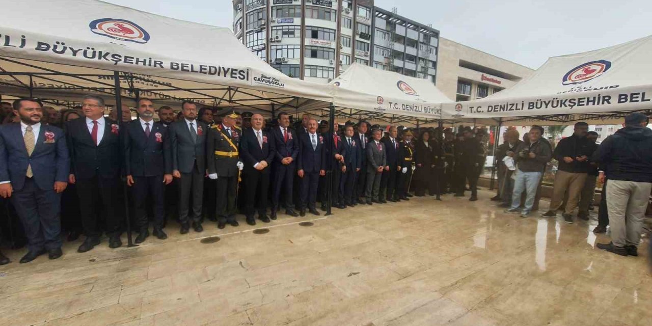 Denizli’de Cumhuriyet Bayramı kutlamaları çelenk töreniyle başladı