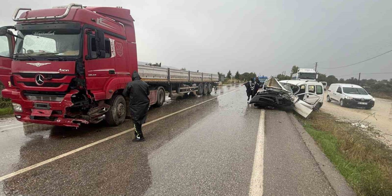 İzmir’de tır ile kamyonet çarpıştı: 1 ölü 1 yaralı