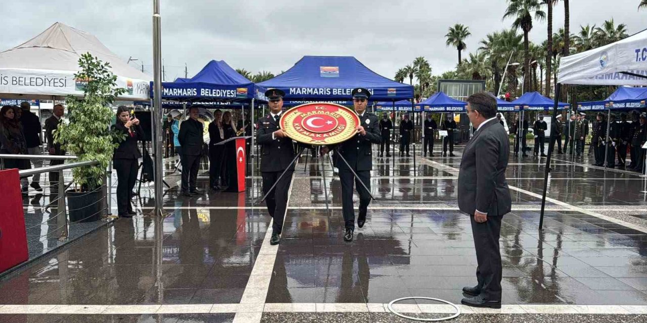 Marmaris’te Cumhuriyet Bayramı  çelenk sunma töreni sağanak altında yapıldı