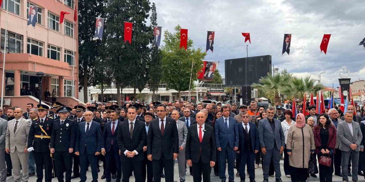 Sarıgöl’de Cumhuriyet coşkusu çelenk töreniyle başladı