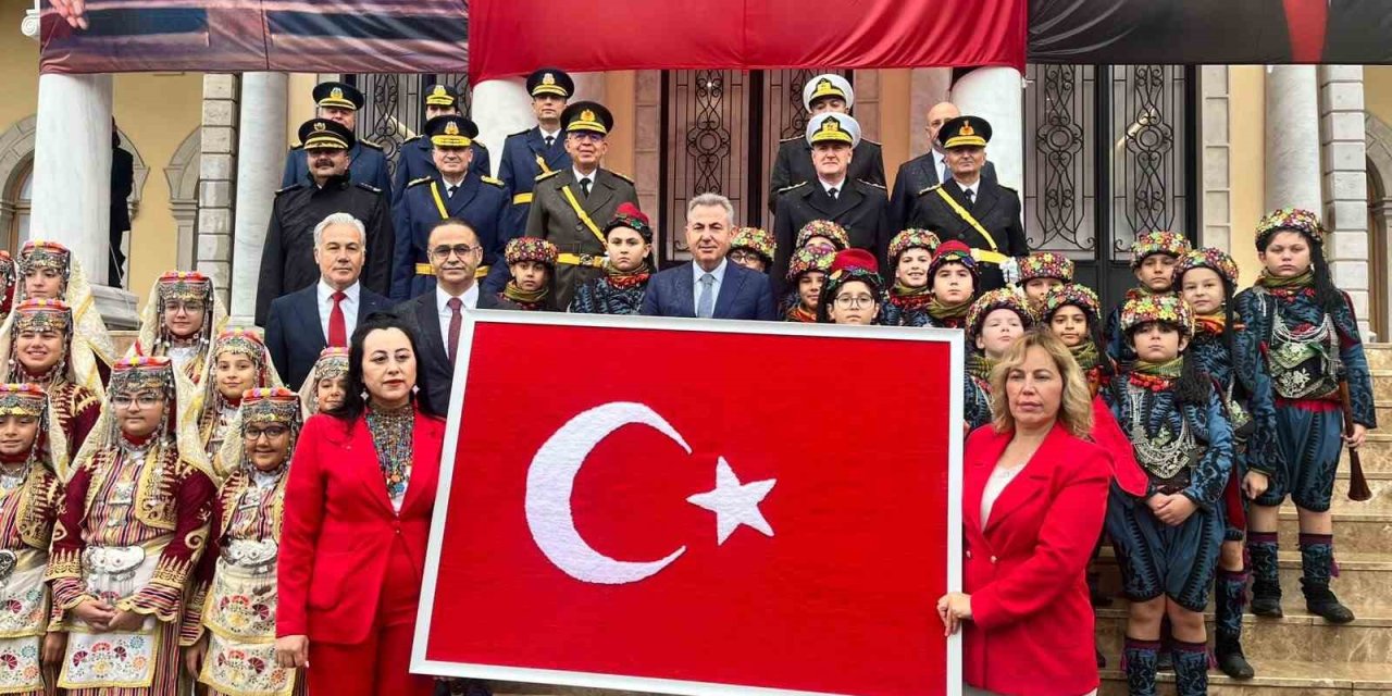 İlmek ilmek dokunan Türk bayrağı Vali Elban’a teslim edildi