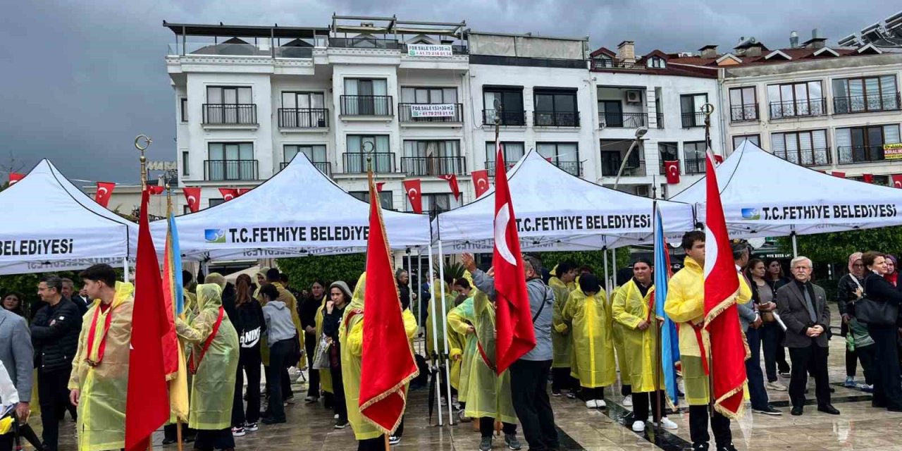 Fethiye’de Cumhuriyet Bayramı coşkusu çelenk sunma töreniyle başladı