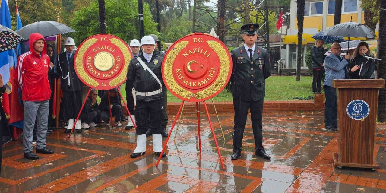Nazilli’de çelenk sunma töreni yağmur altında yapıldı