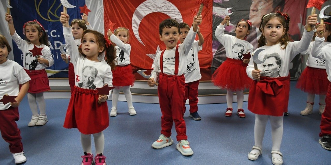 Kuşadası’nda minikler Cumhuriyet Bayramı’nı coşkuyla kutladı