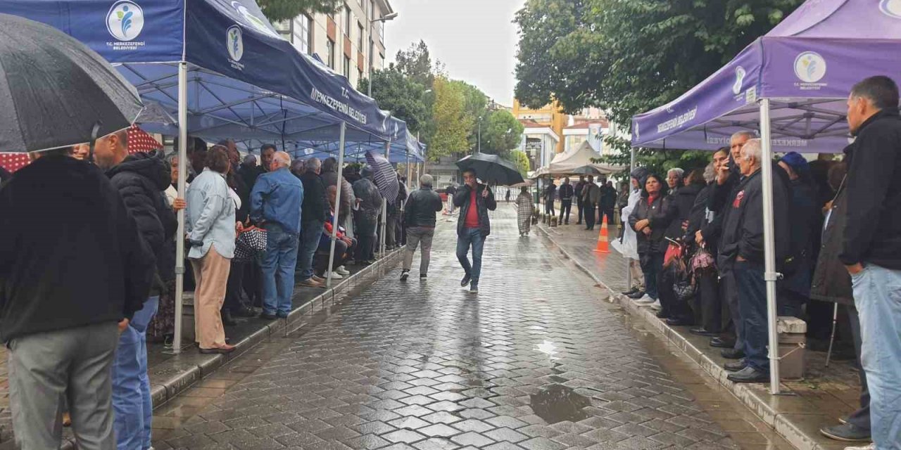 Başkan Doğan’ın destekçileri ikinci günde de belediye önünde buluştu