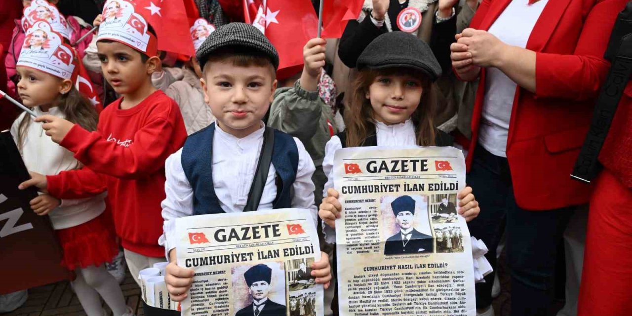 Manisa’da çocuklar cumhuriyeti tarihi gazetelerle kutladı