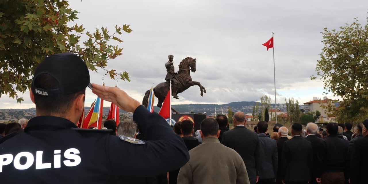 Selendi’de Cumhuriyet Bayramı coşkusu çelenk töreniyle başladı