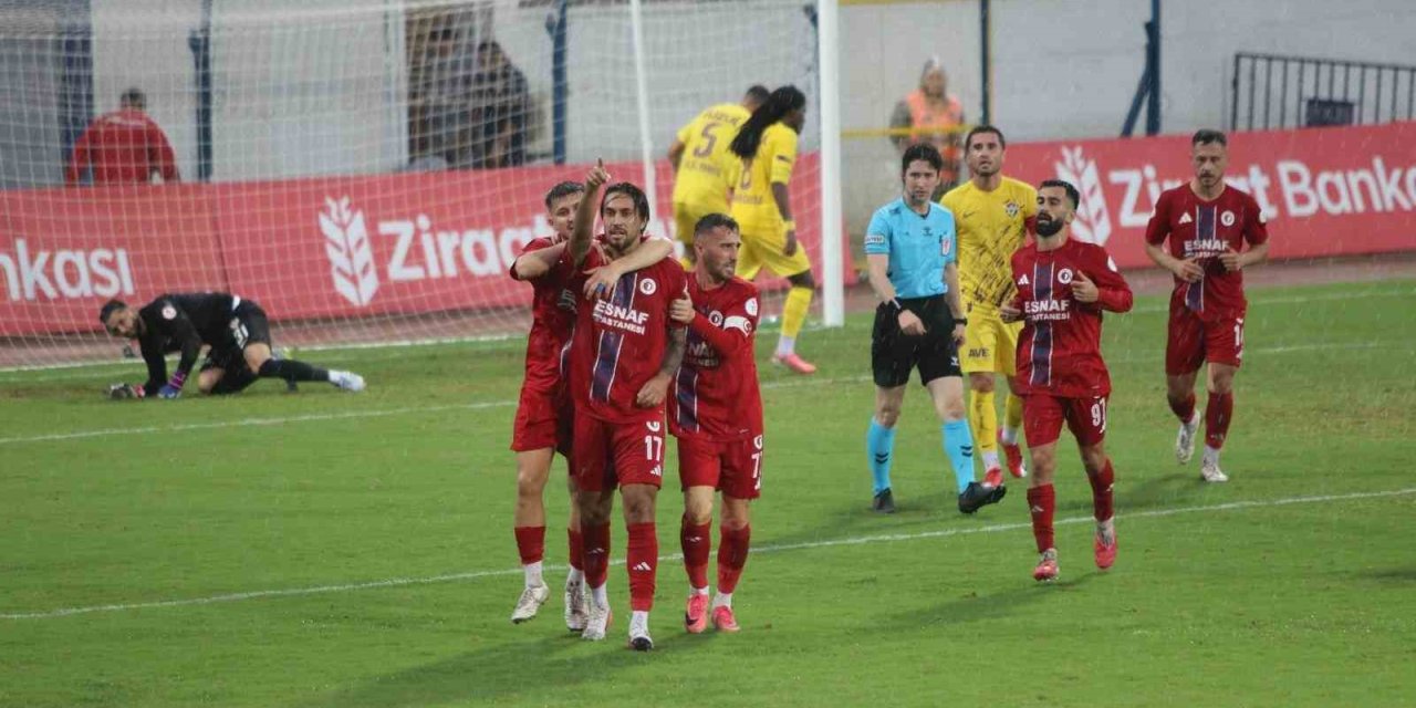 Fethiyespor - Eyüpspor maçı şiddetli yağışa takıldı