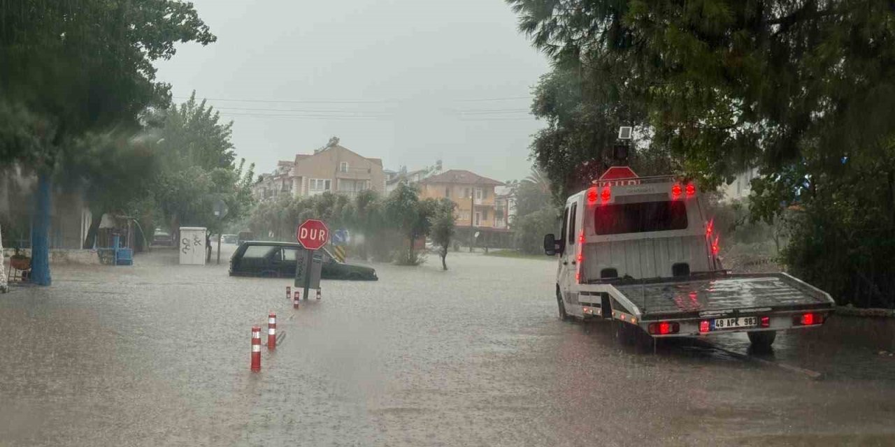 Fethiye’de sağanak etkili oldu, yollar sular altında kaldı