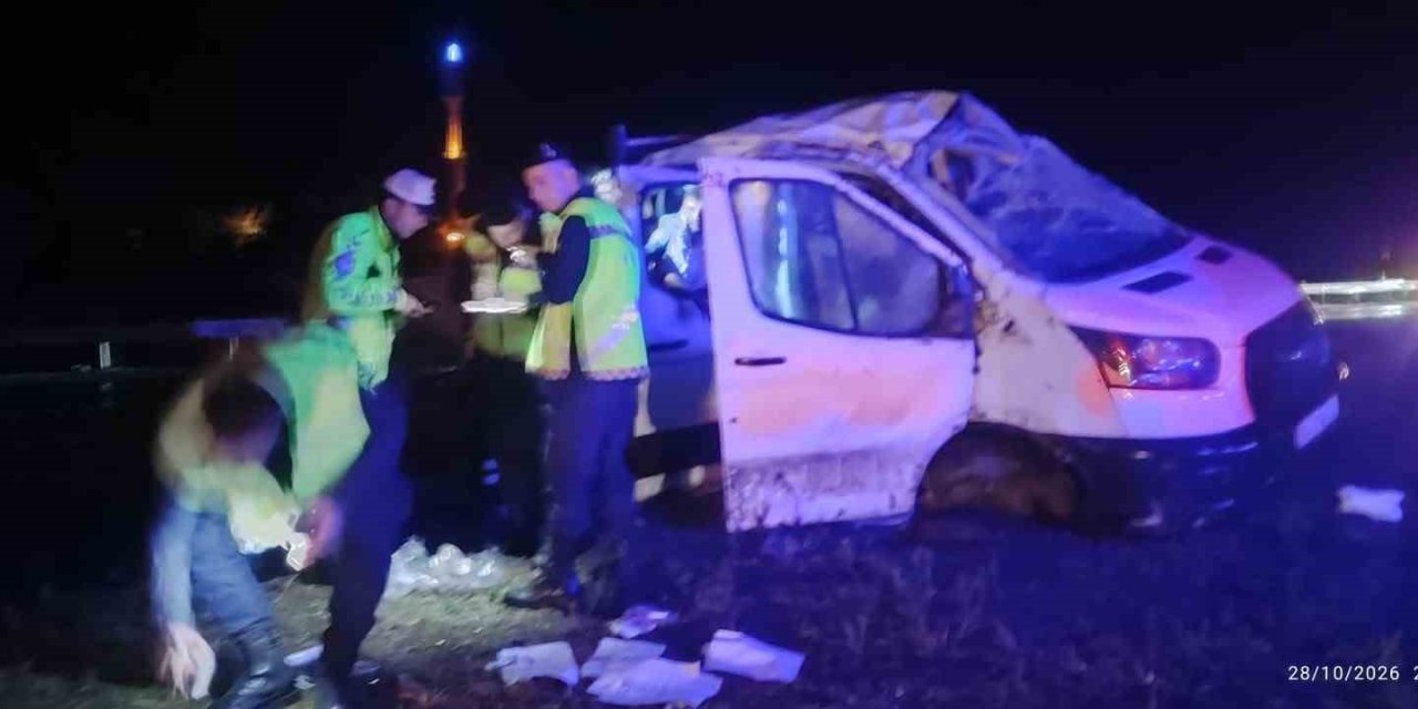 Yağışlı yolda kontrolden çıkan otomobil takla attı: 4 yaralı