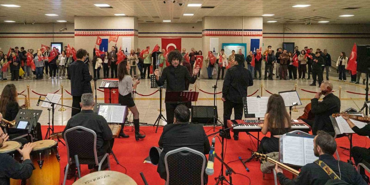 İzmir Metrosu’nu Cumhuriyet coşkusu sardı
