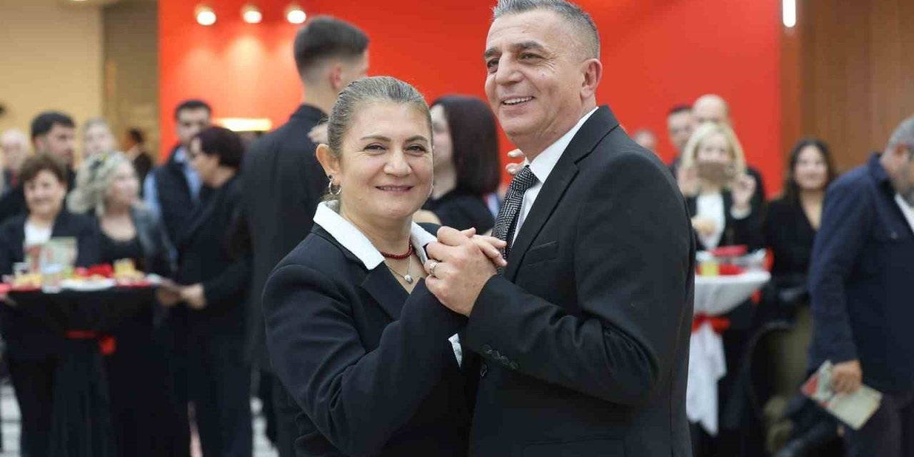 Cumhuriyet Balosunda vals ve zeybek bir arada