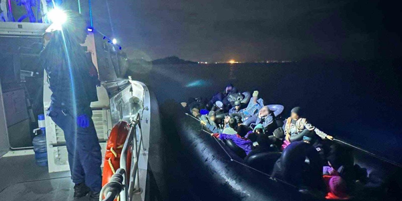 İzmir açıklarında 111 düzensiz göçmen yakalandı