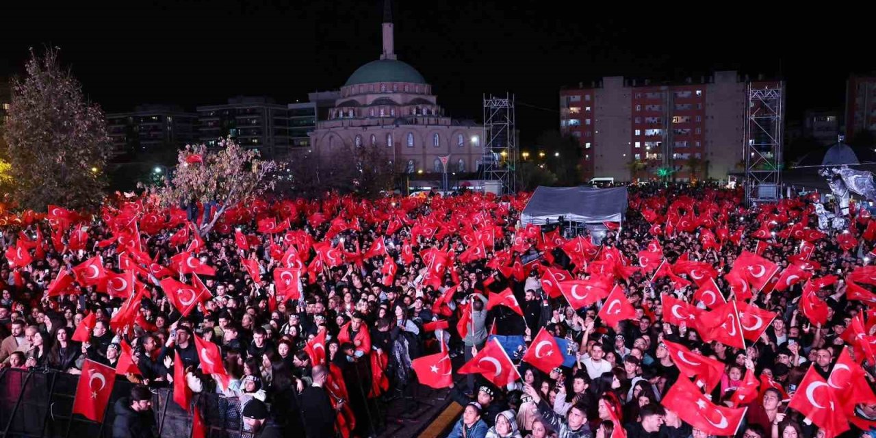 Menemen’de on binler, Cumhuriyet coşkusuyla buluştu