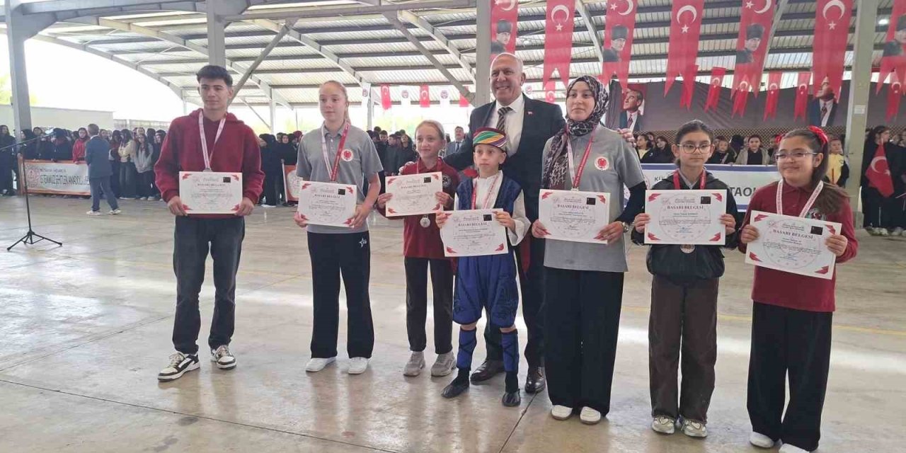 Hisarcık’ta Cumhuriyet Bayramı yarışmalarında dereceye giren öğrenciler ödüllendirildi