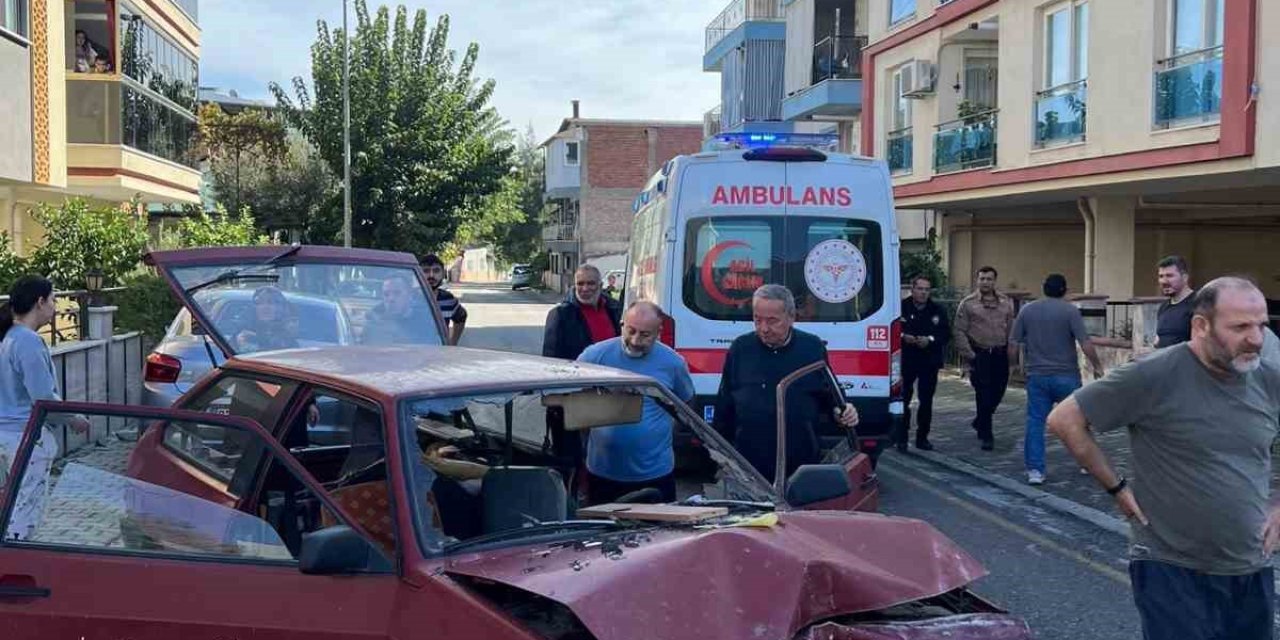 Aydın’da otomobil aydınlatma direğine çarptı: 2 yaralı