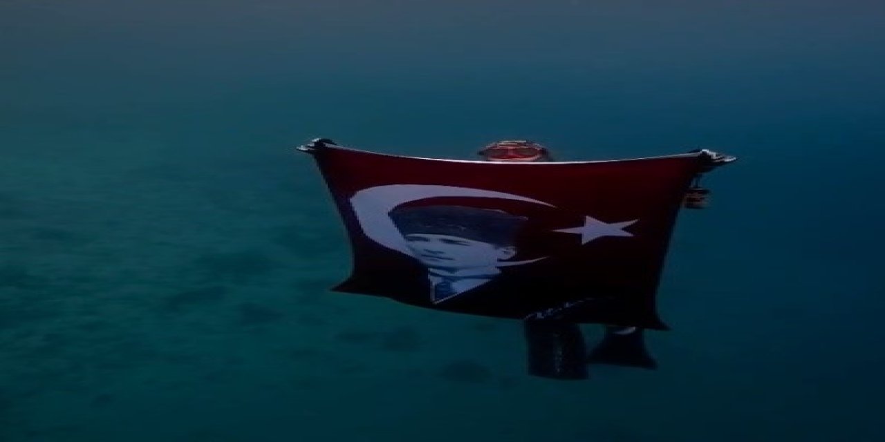 Akyaka’da Cumhuriyet Bayramı’nı su altında kutladılar