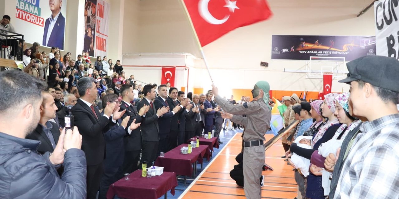 Selendi’de cumhuriyet coşkusu gençlik merkezine sığmadı