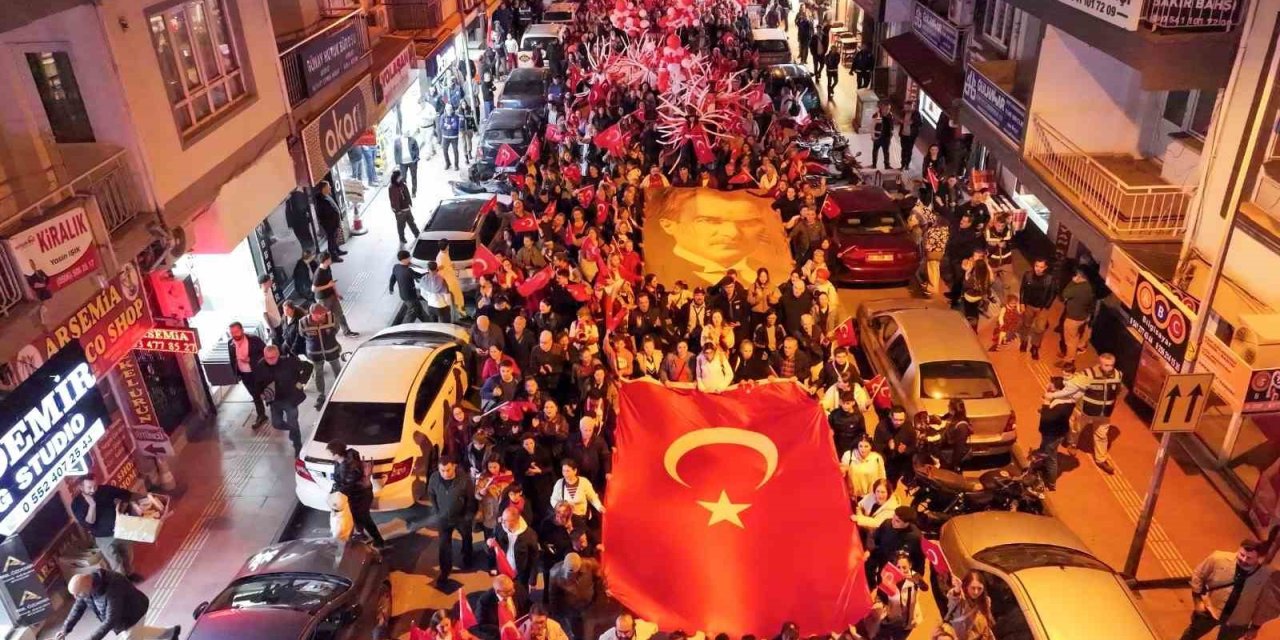 Efeler’de Cumhuriyet yürüyüşü
