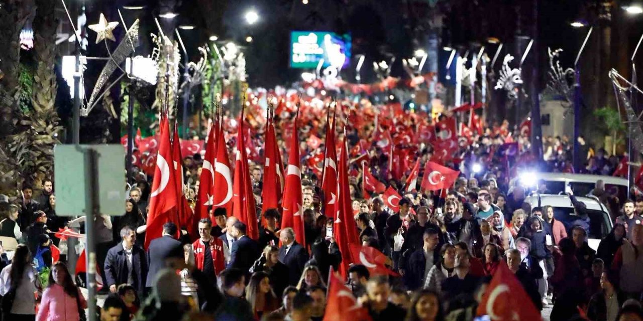 İzmir’de 103’üncü yıl coşkusu gökyüzünü aydınlattı