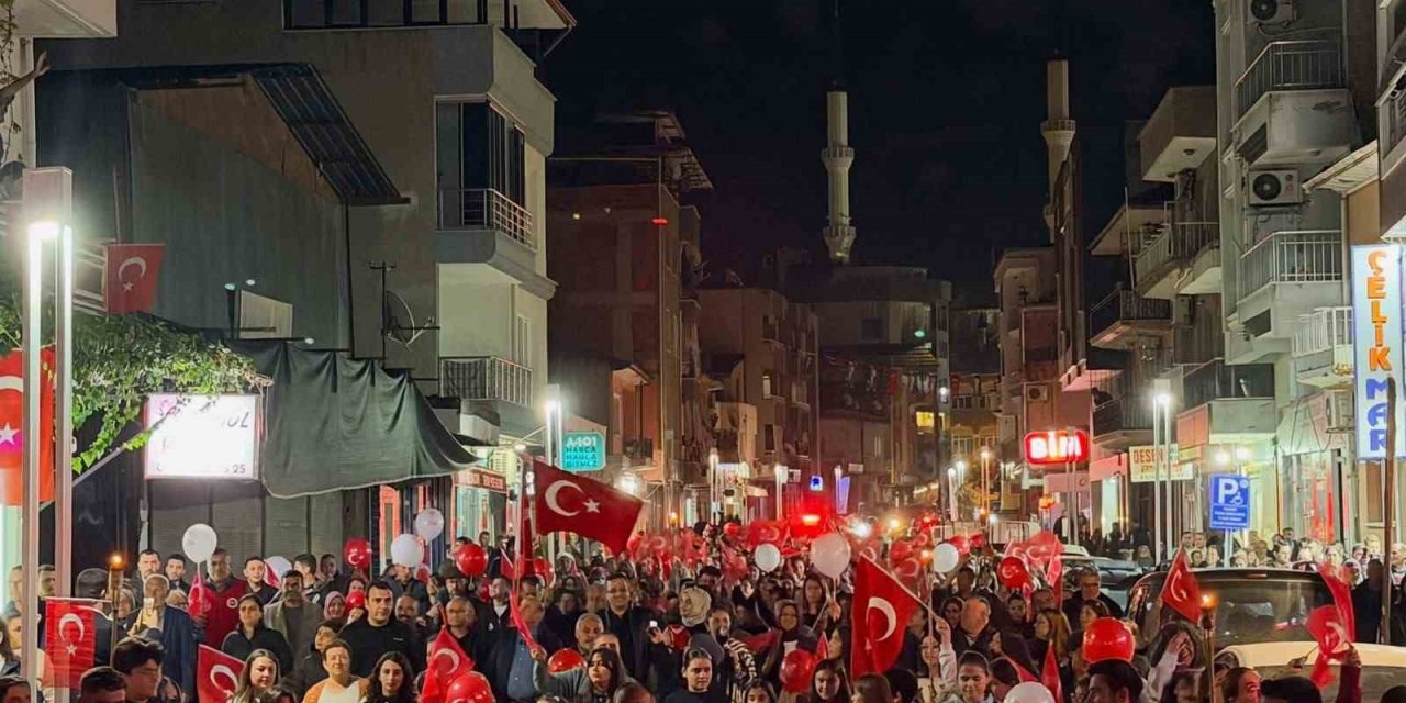 Sarıgöl’de Cumhuriyet coşkusu fener alayıyla sokaklara taştı