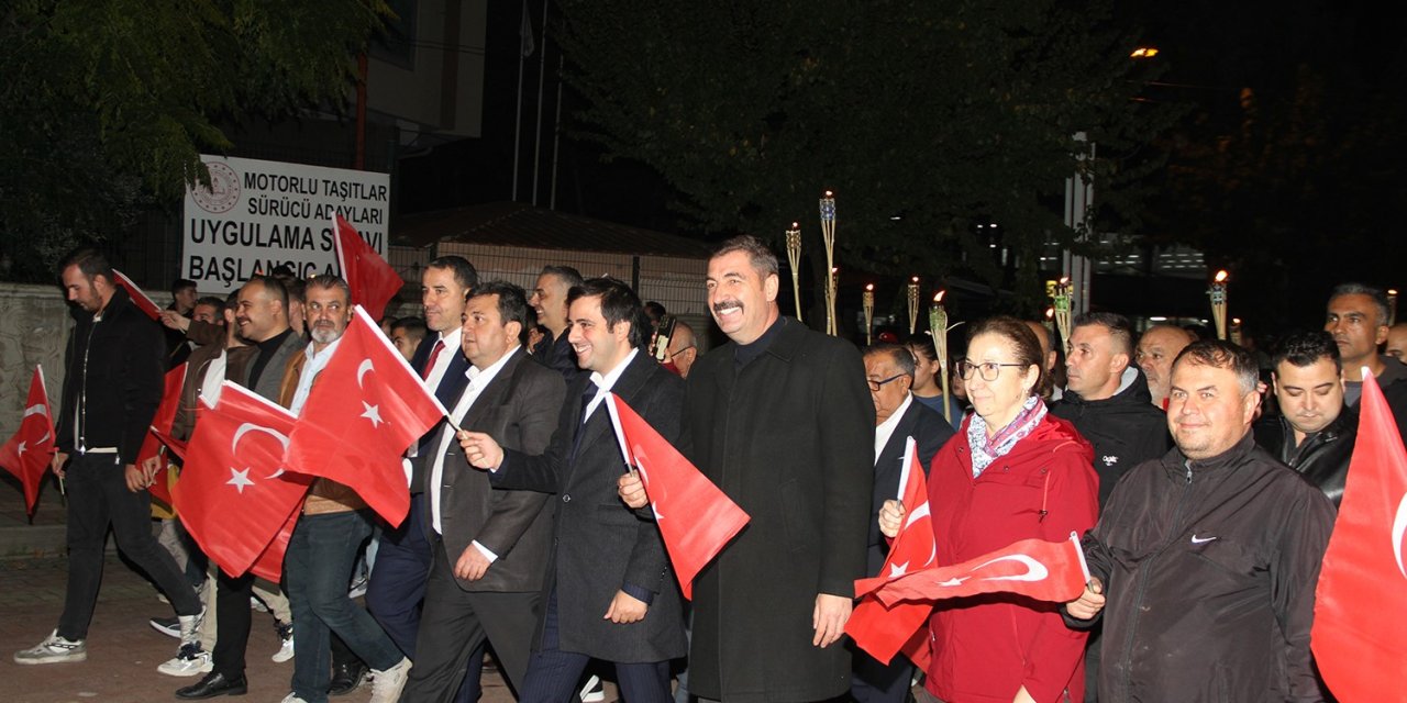 Kula’da Cumhuriyet Bayramı etkinlikleri fener alayıyla sona erdi
