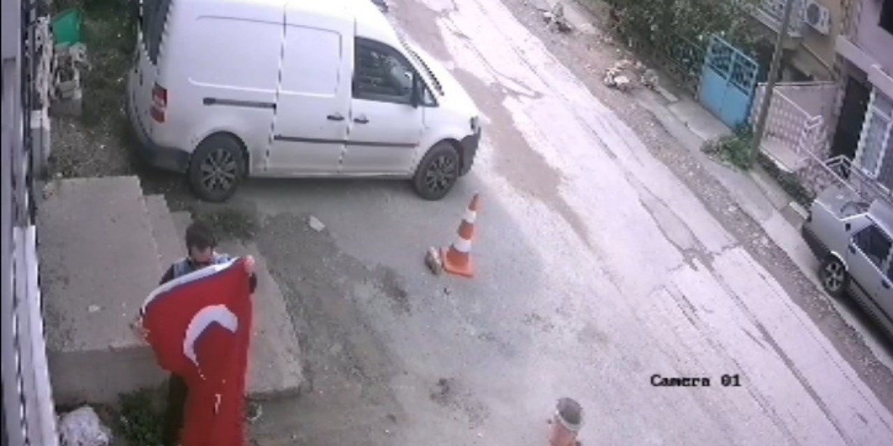 İzmir’de gencin bayrak duyarlılığı kamerada