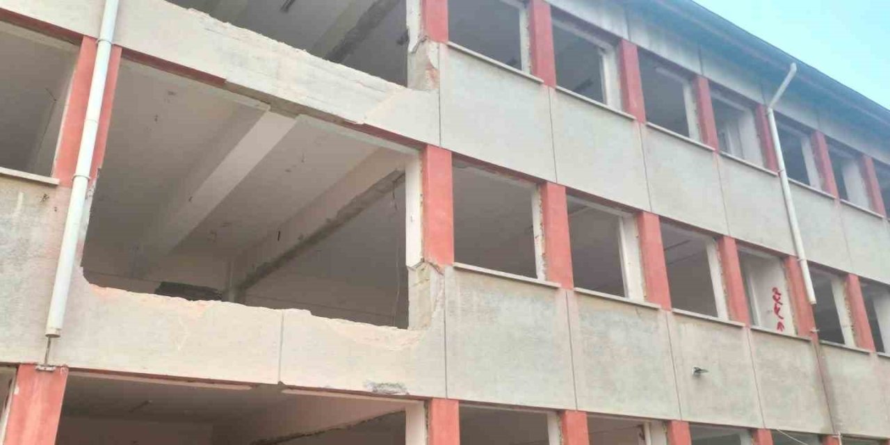 Çivril’de 44 yıllık okulda güçlendirme çalışmaları başladı