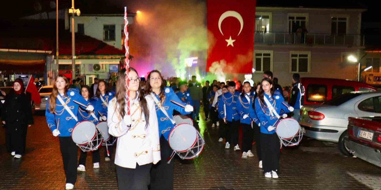 Hisarcık’ta Cumhuriyet coşkusu fener alayı ve konserle devam etti