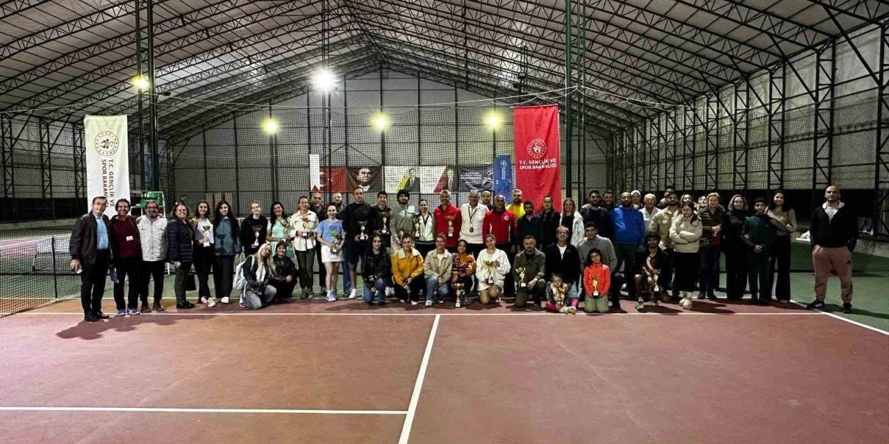 Cumhuriyet Bayramı coşkusu Aydın’da tenis kortlarına taşındı
