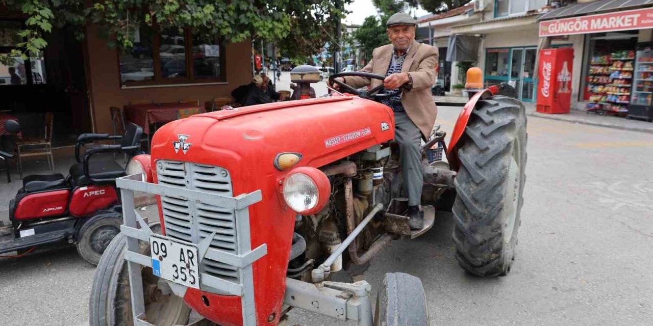 Ali Dede 69 yıllık traktöründen vazgeçemiyor