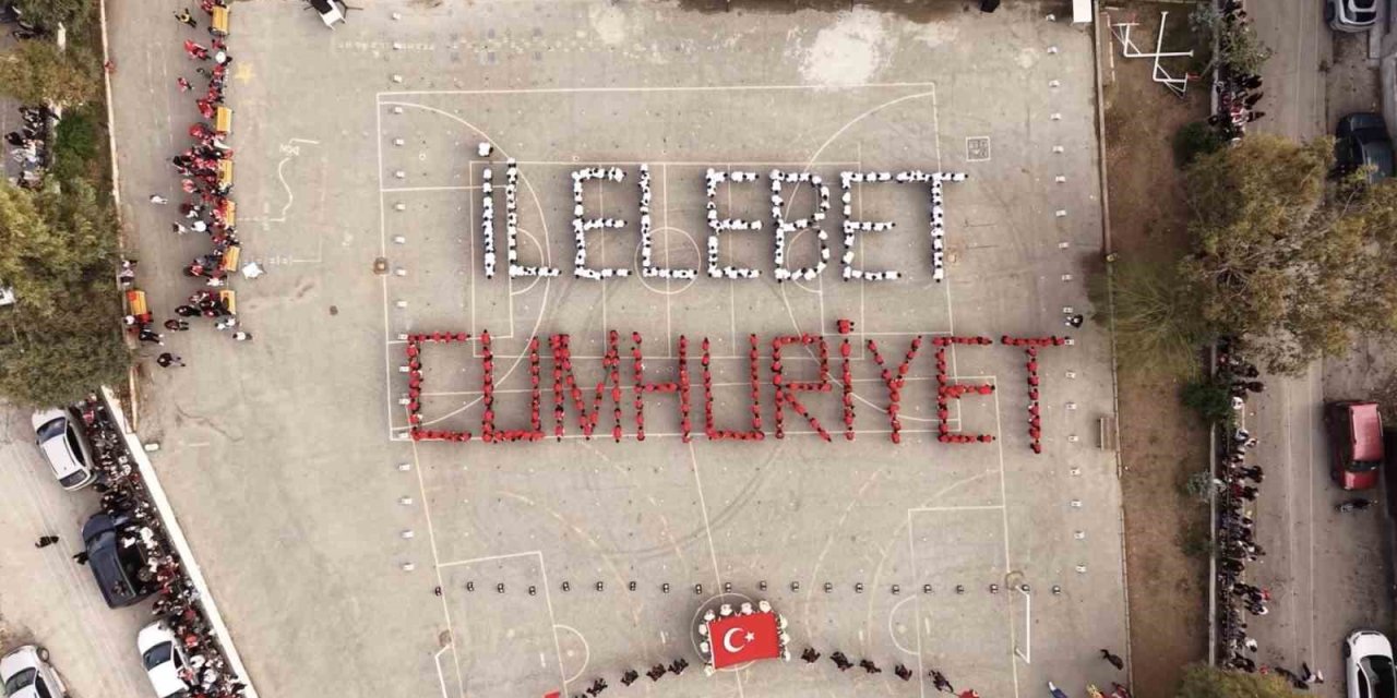 İzmir’de ilkokul öğrencilerinden anlamlı Cumhuriyet kutlaması